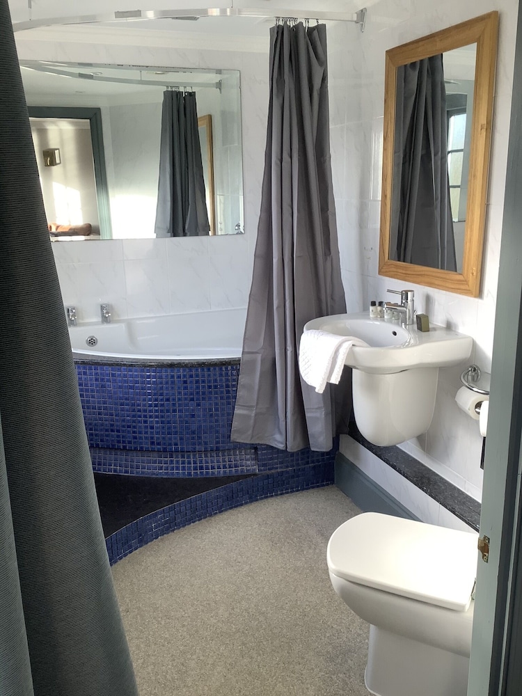 The Wharf House 41/43
