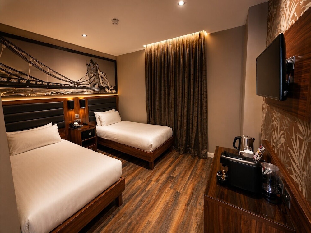 London Court Hotel 32/61