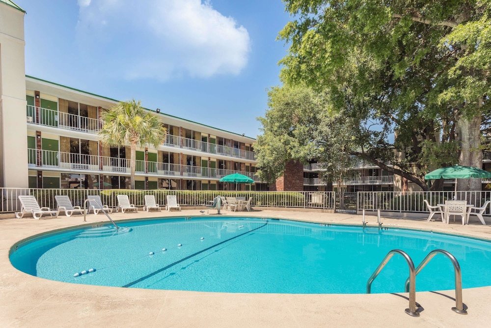 Days Inn by Wyndham Mt Pleasant-Charleston-Patriots Point 23/26
