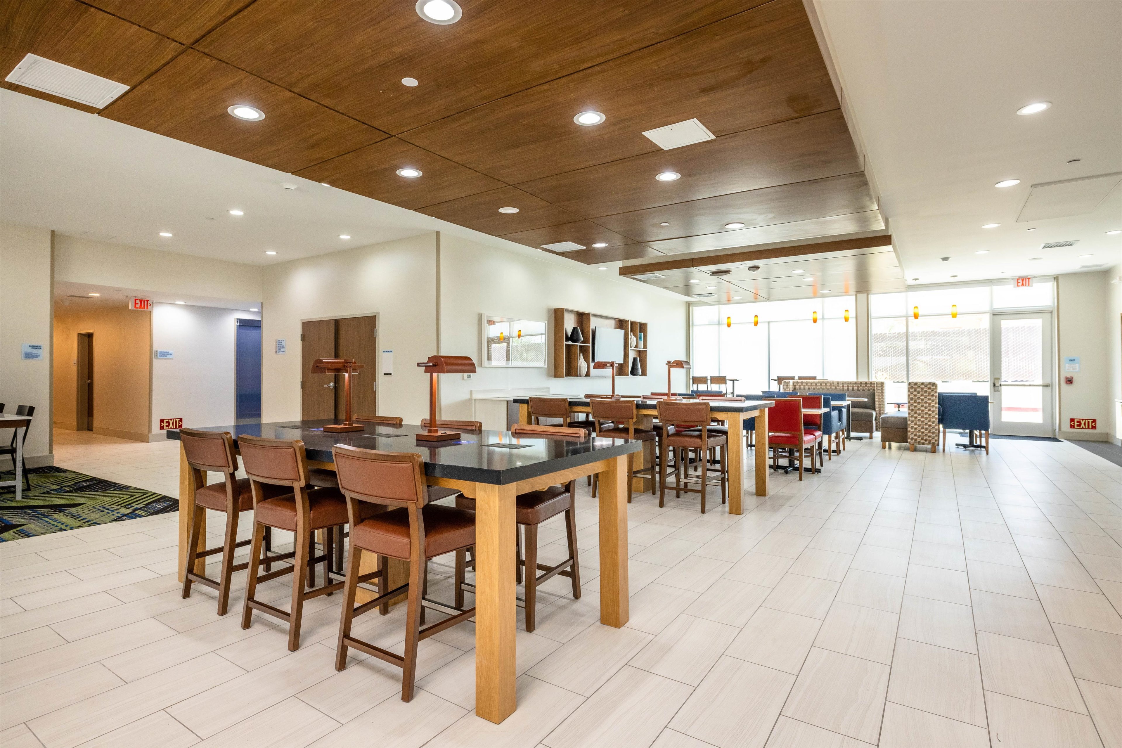 HOLIDAY INN EXPRESS AND SUITES SAN JOSE SILICON VALLEY 41/64