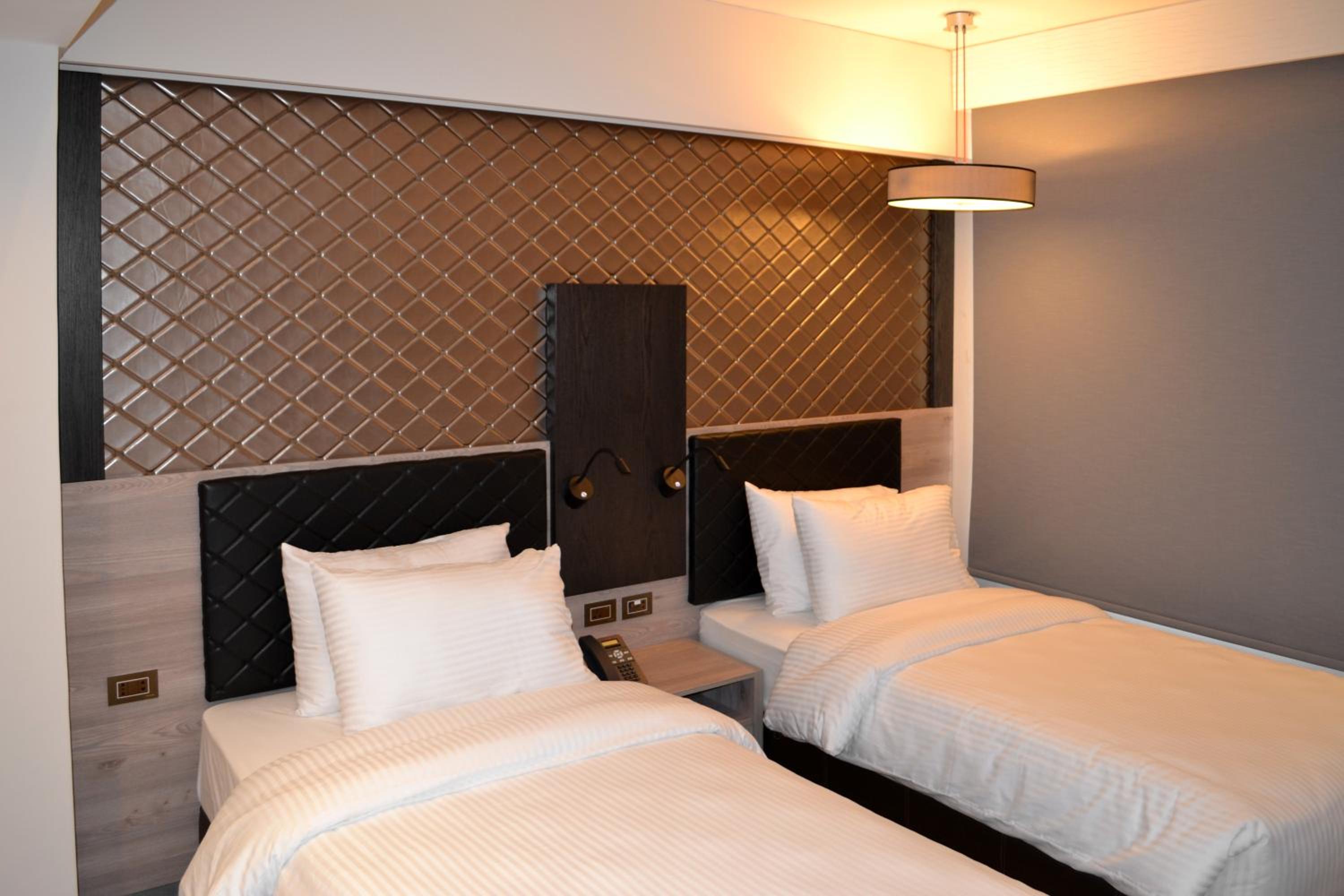 غرفة قياسية بسريرين منفصلين، Ambassador Hotel 2/8