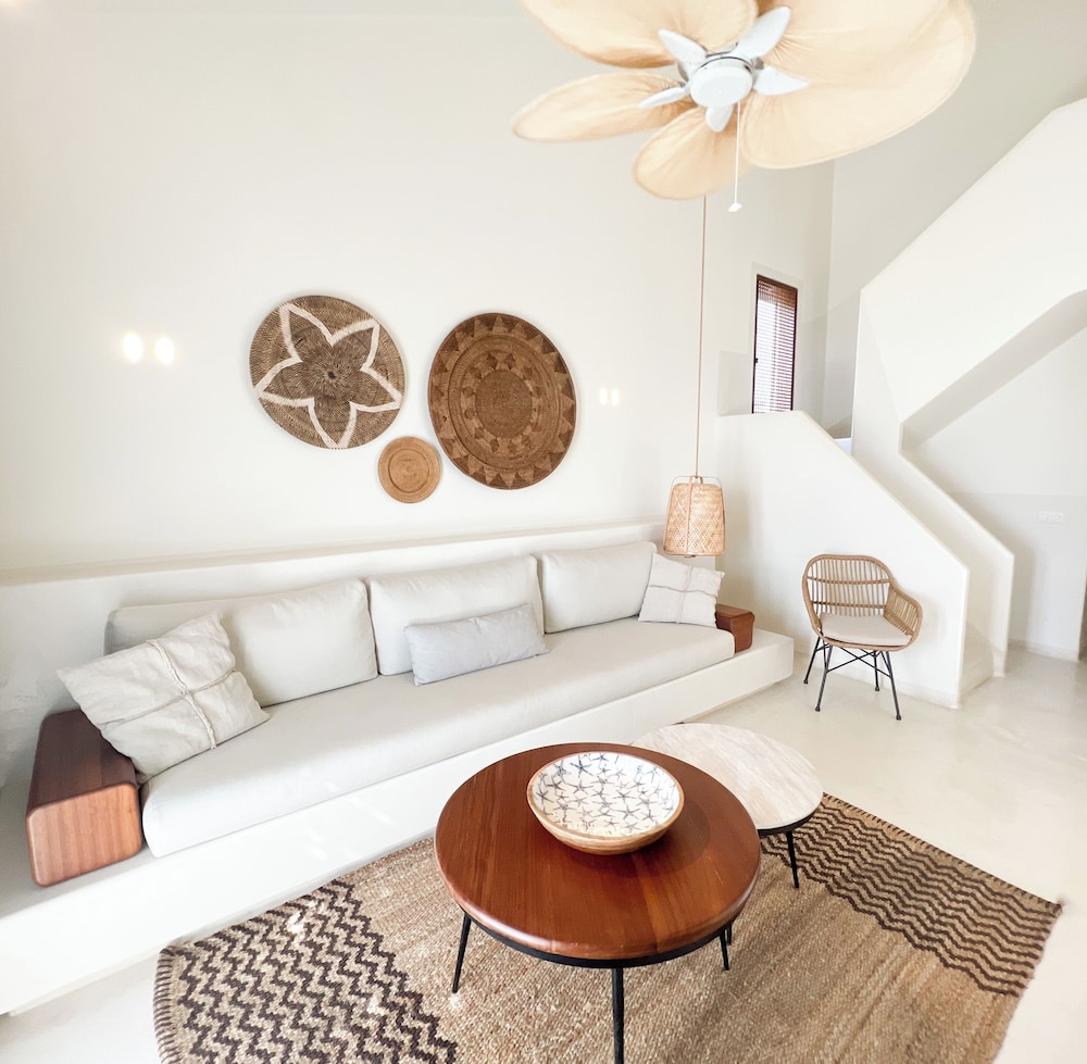 Pilos Suites 24/50