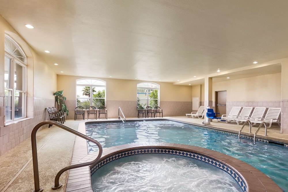 Comfort Inn & Suites Galveston Central Island near Pier 18/28