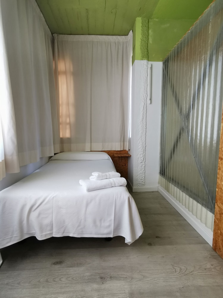 ROOM, SINGLE