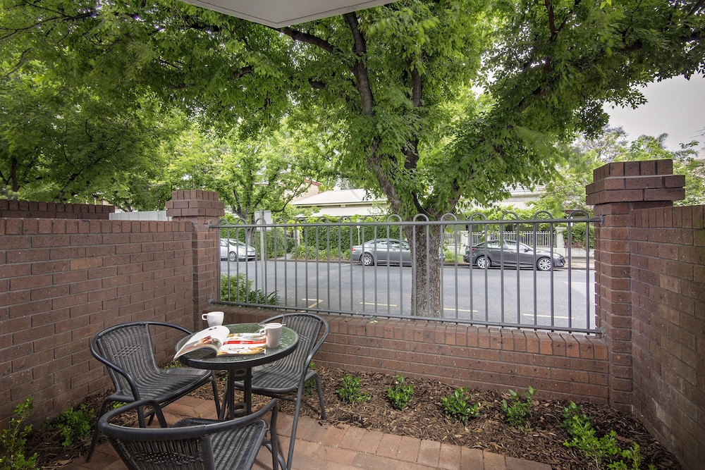 Adelaide Inn 3/48