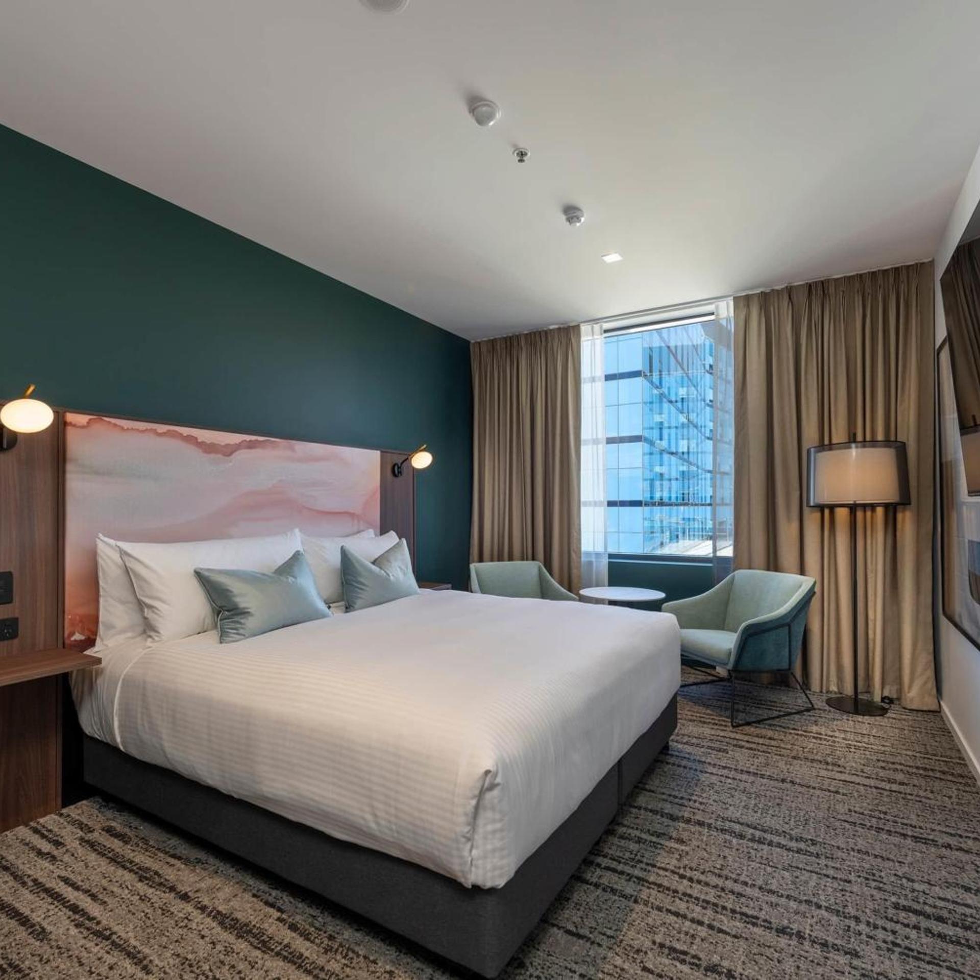DELUXE, KING BED