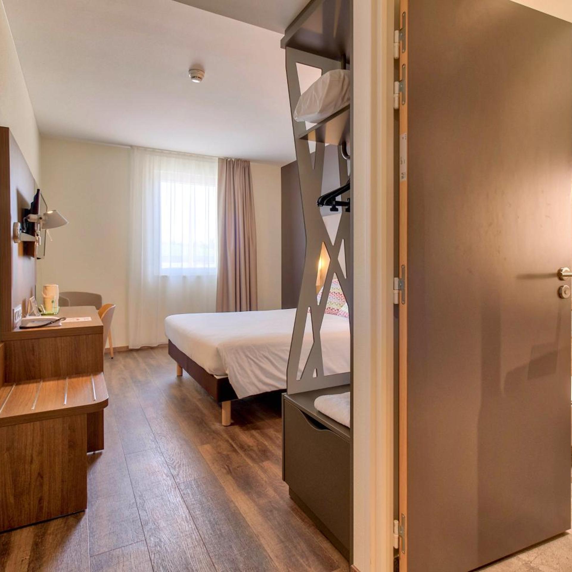 Room, Double Bed 8/10