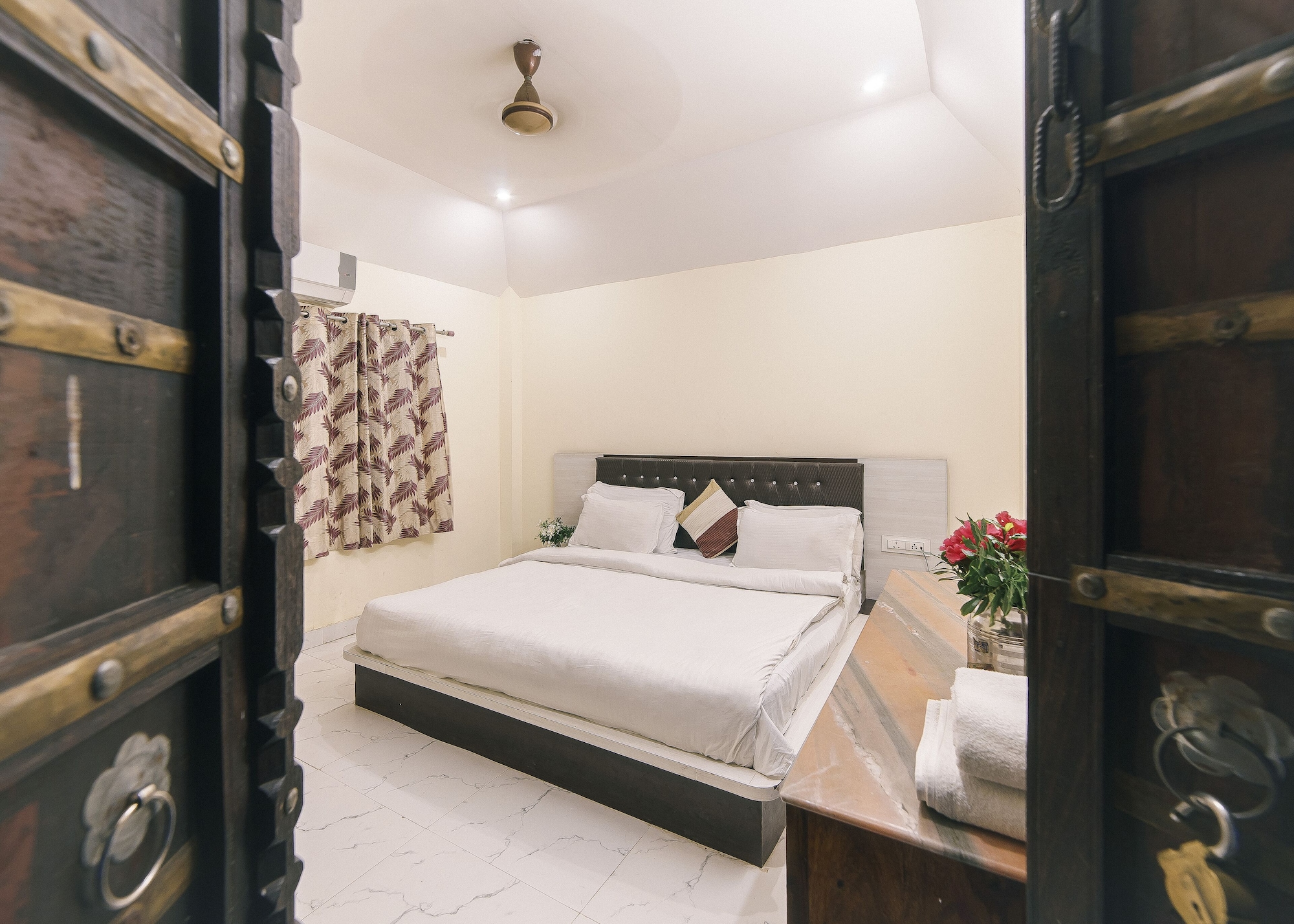 Hut, Standard, Queen Bed