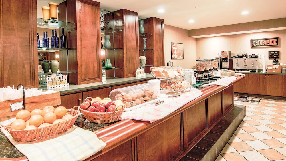 La Quinta Inn & Suites by Wyndham Bannockburn-Deerfield 37/56