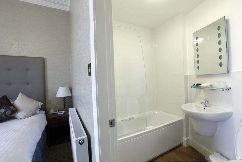 Mackays Hotel Wick 48/50