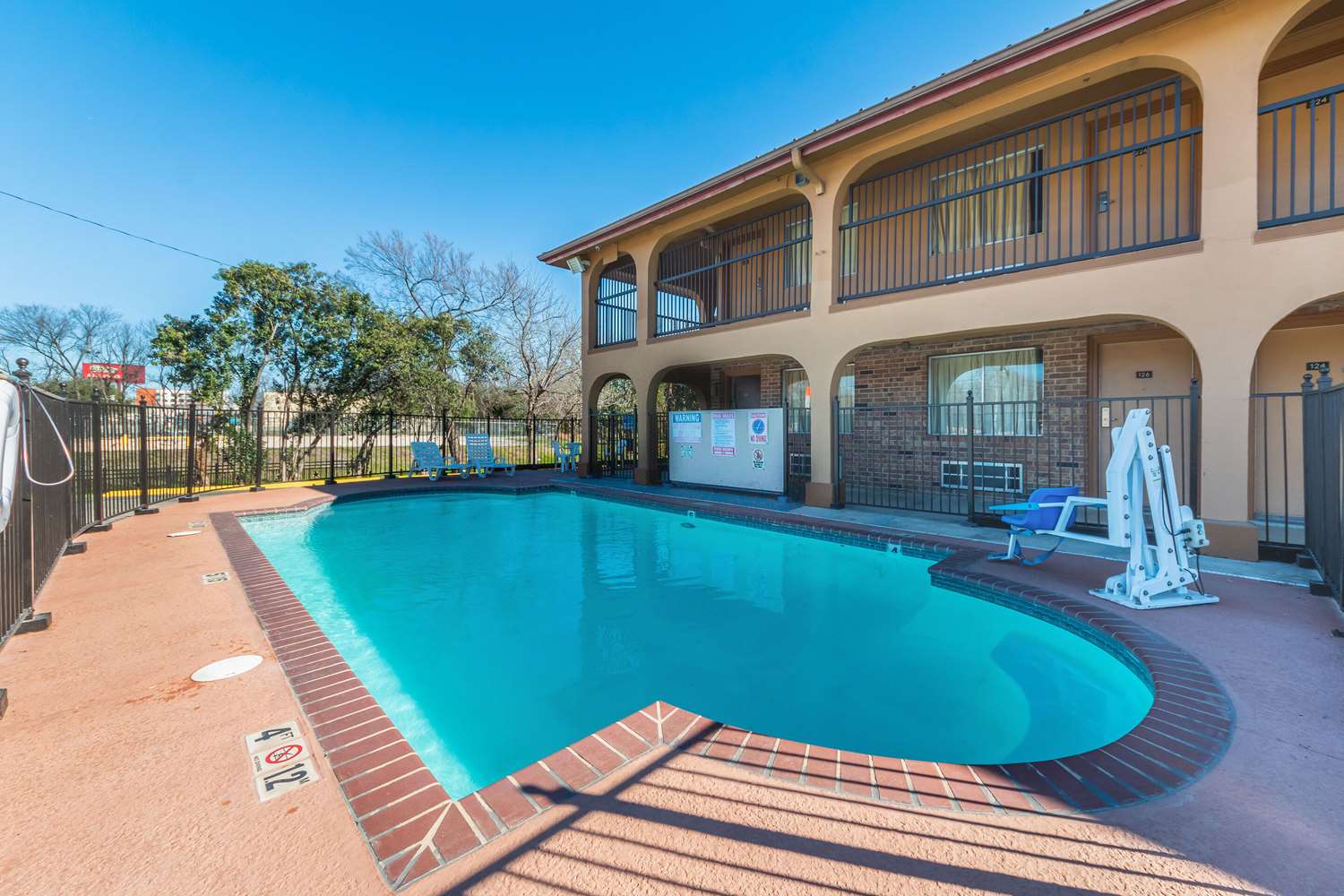 Econo Lodge San Marcos University Area 31/31