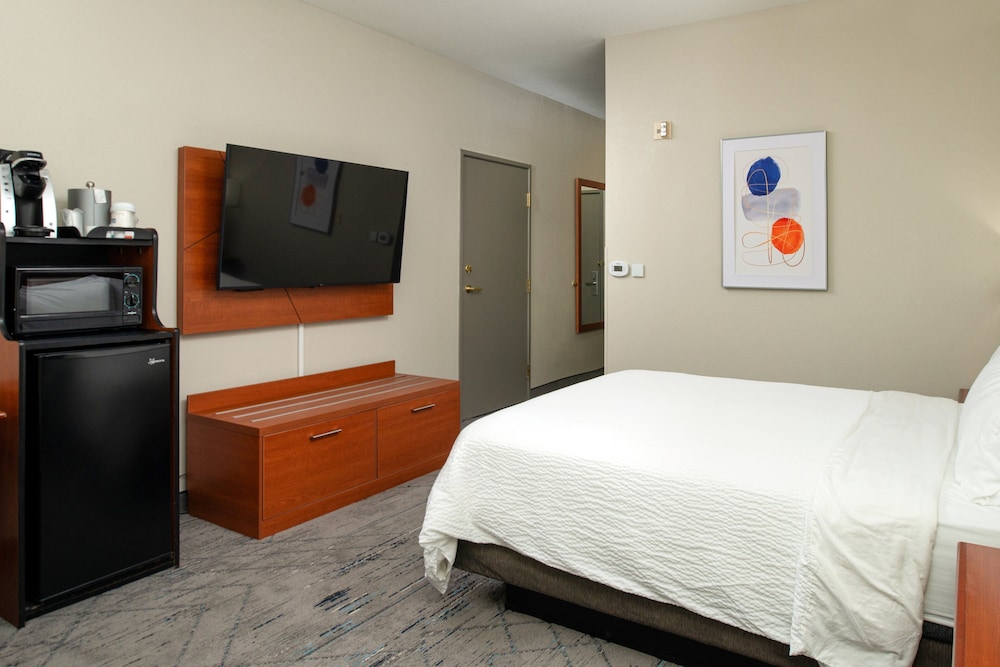 Holiday Inn Express Hotel And Suites Farmington Bloomfield 13/69