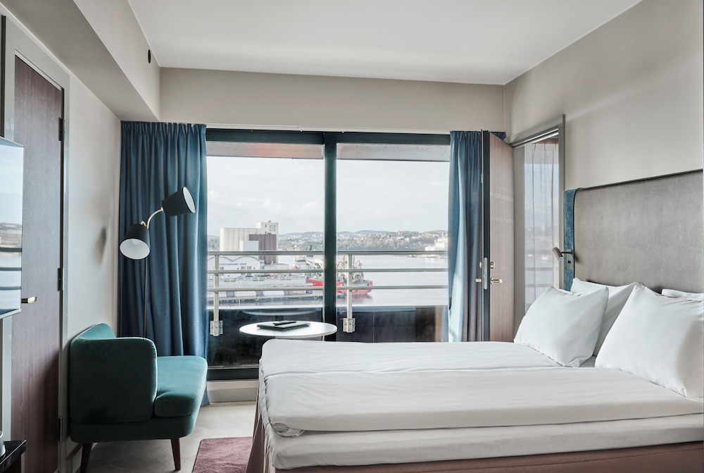 Superior, King Bed, Street View, Balcony