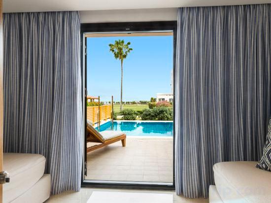 FAMILY ROOM PRIVATE POOL