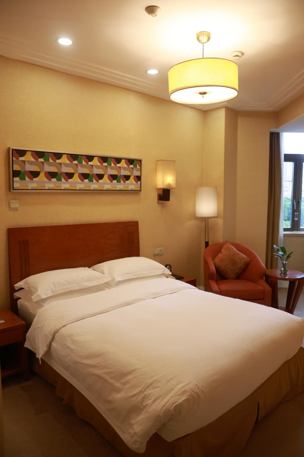 Standard, Queen Bed, No Window