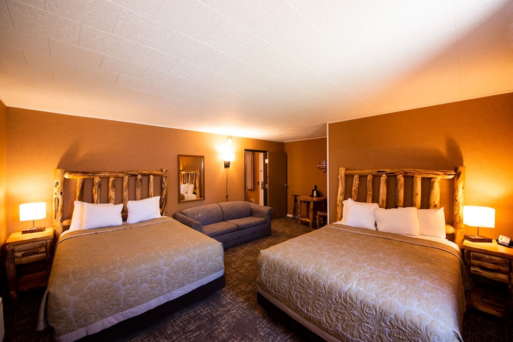 2 BEDROOMS, SUITE, COURTSIDE
