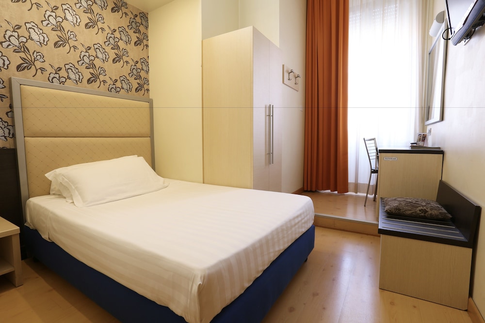 ROOM, SINGLE