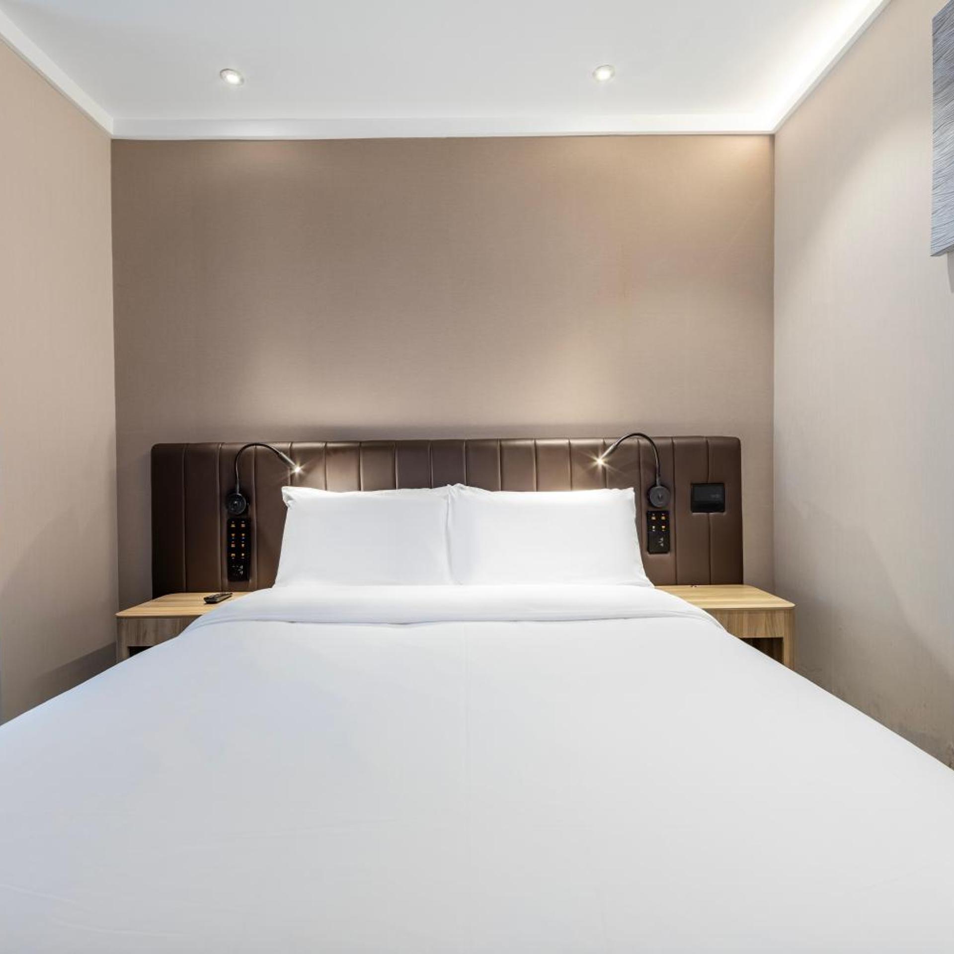HanTing Premium Hotel (Shanghai Loushanguan Road Subway Station) 8/50