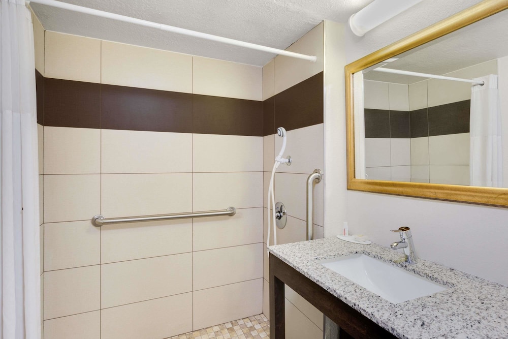 Days Inn By Wyndham Birmingham/West 16/32