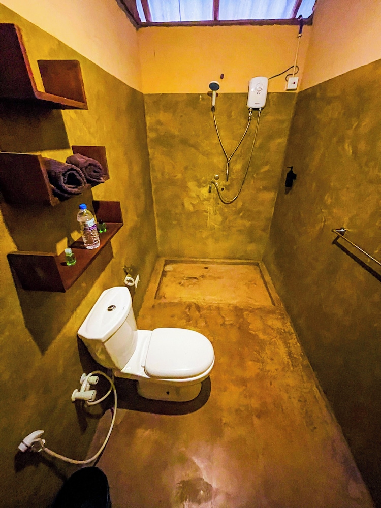 Niyagala Lodge 50/50