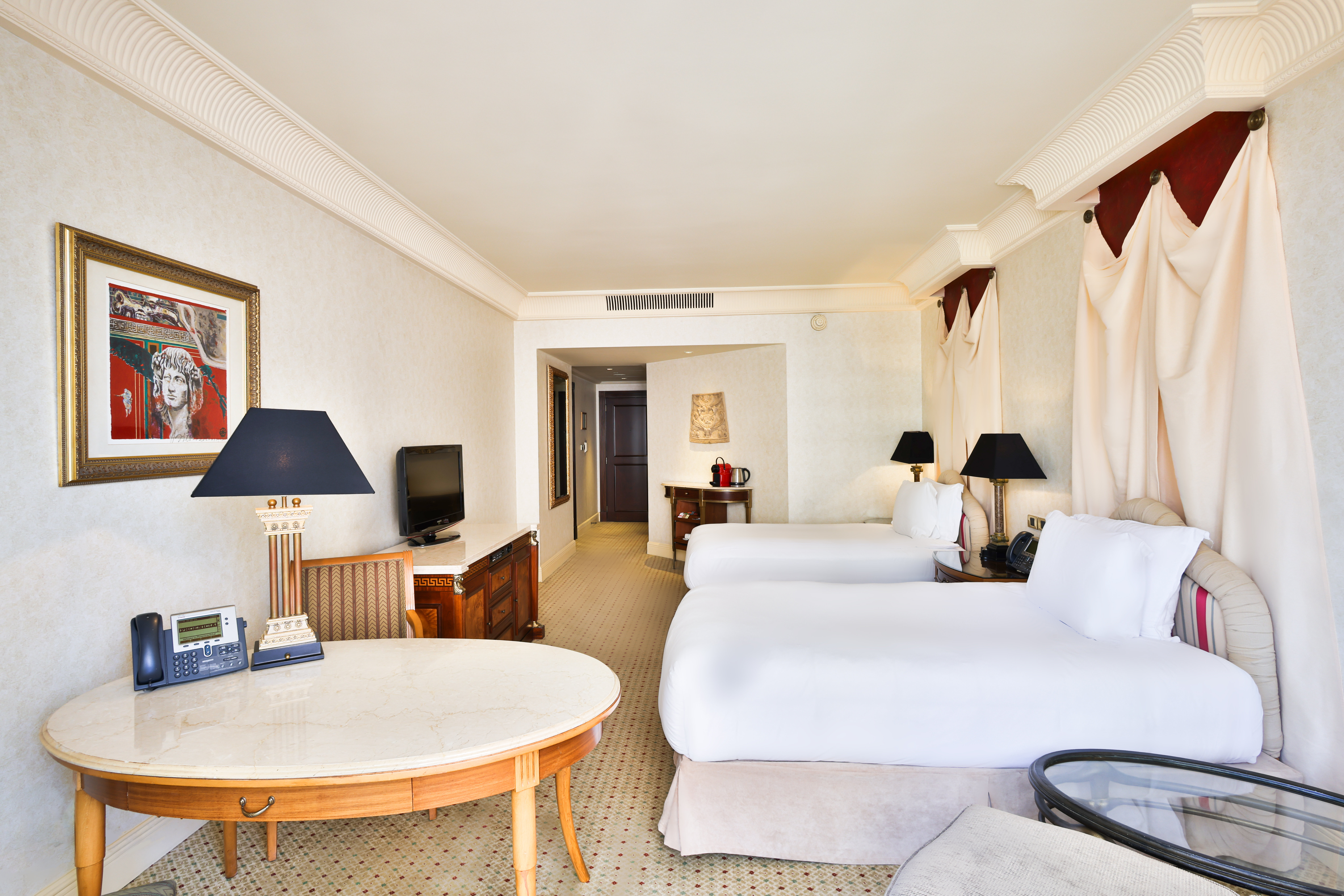 غرفة بريميوم بسريرين منفصلين بإطلالة على المسبح بشرفة للمدخنين، Intercontinental Phoenicia Beirut 2/4