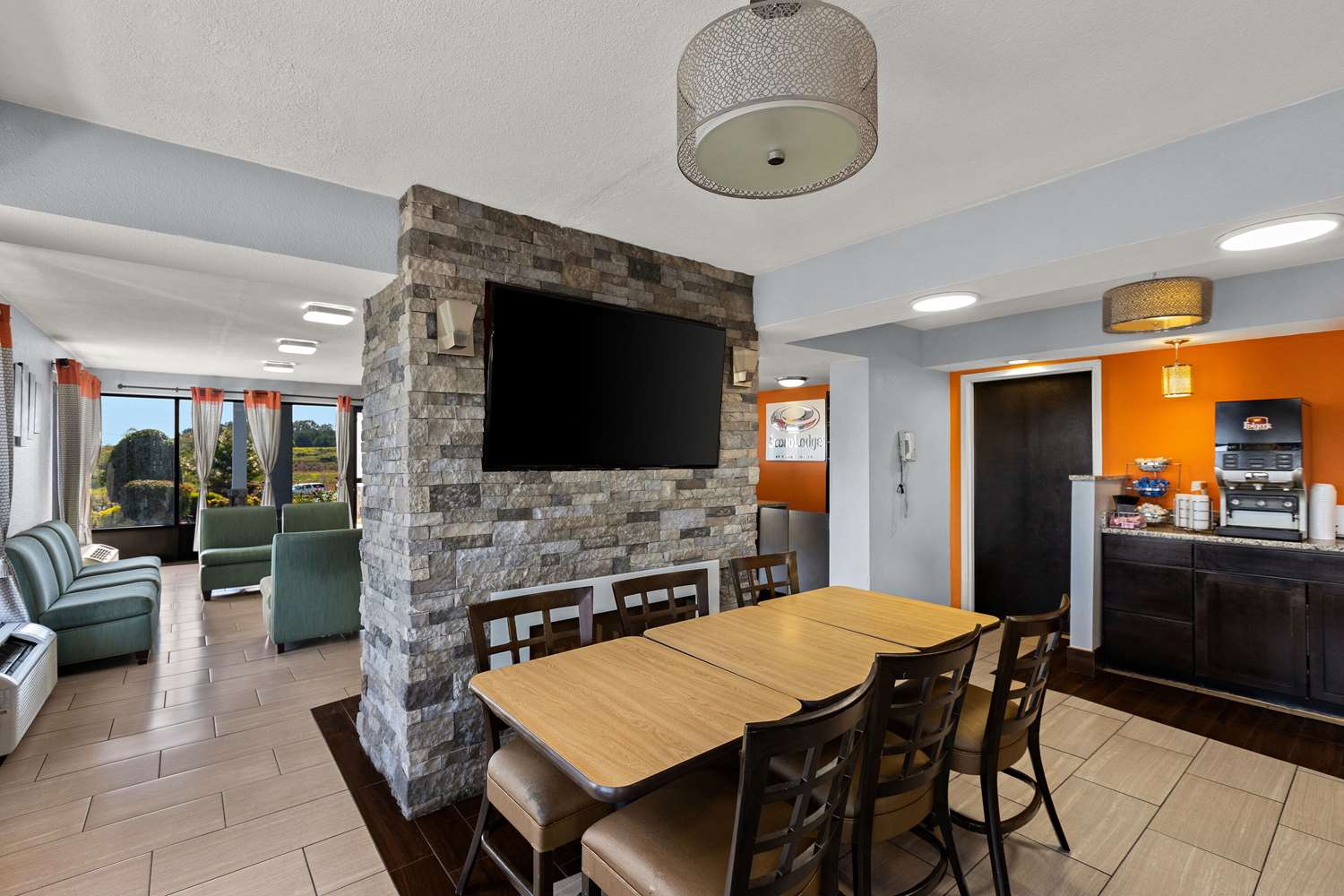 Econo Lodge White Pine Morristown I-81 & I-40 Split 28/37