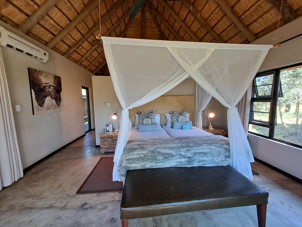 ROOM, DOUBLE OR TWIN BED