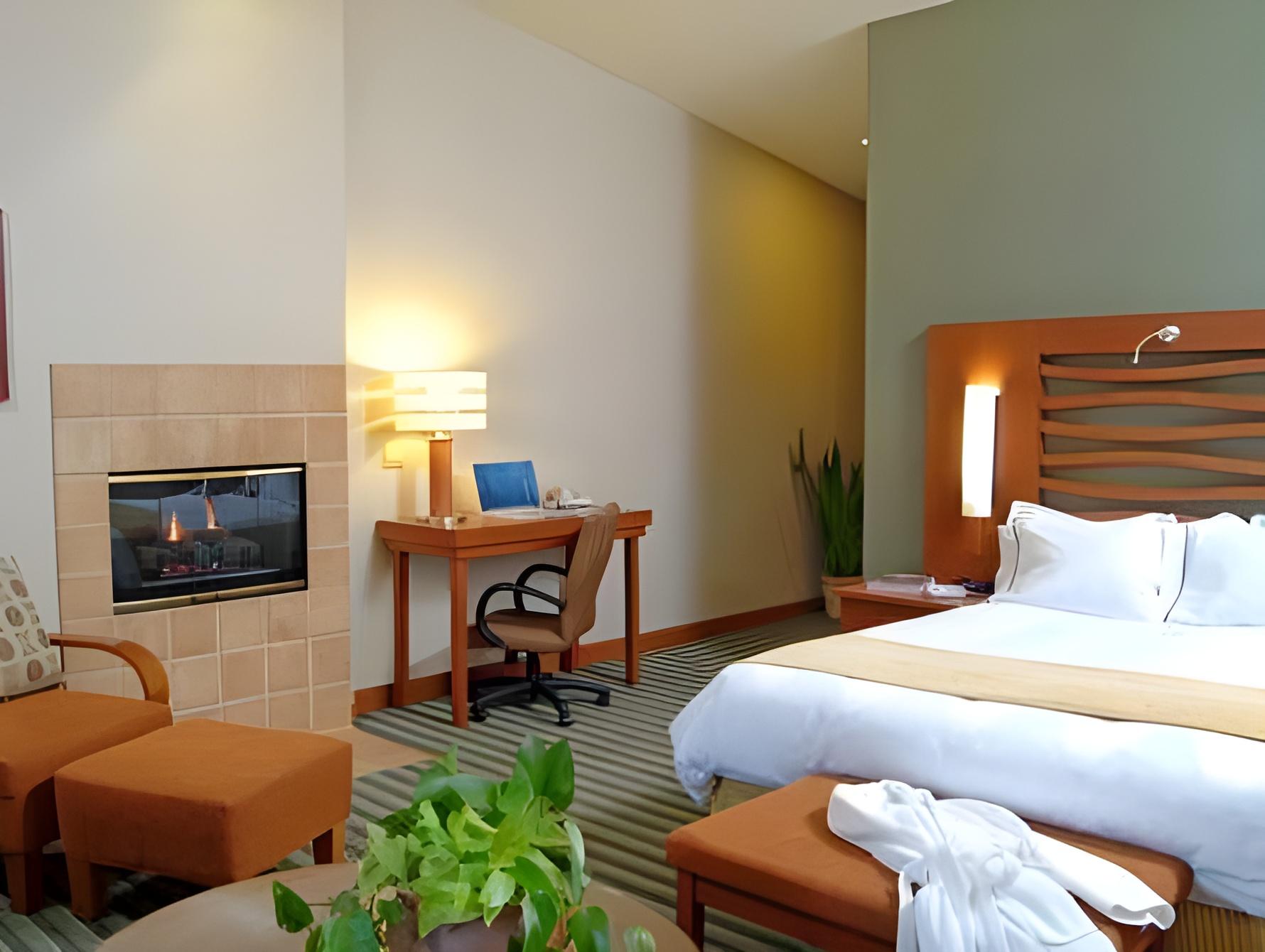 ROOM, KING BED, SOFA, BALCONY