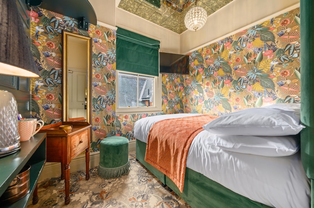 ROOM, QUEEN BED, SMALL