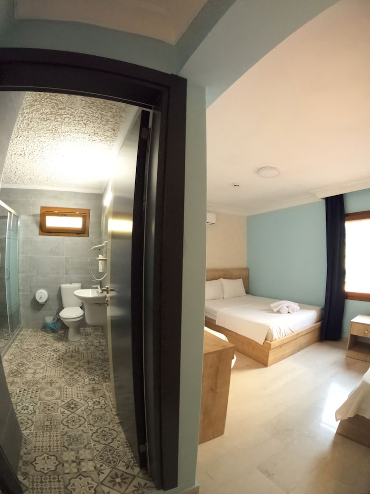 Ados Hotel 10/56