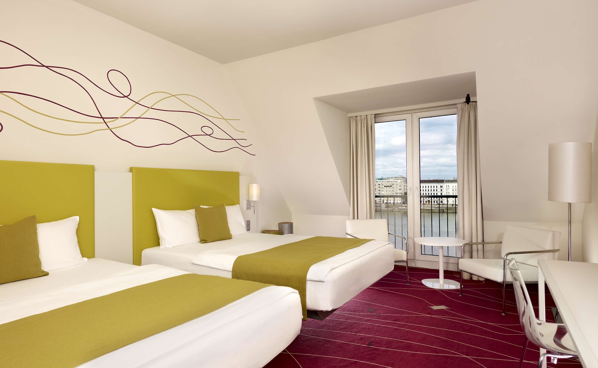 Superior, Queen Bed, River View