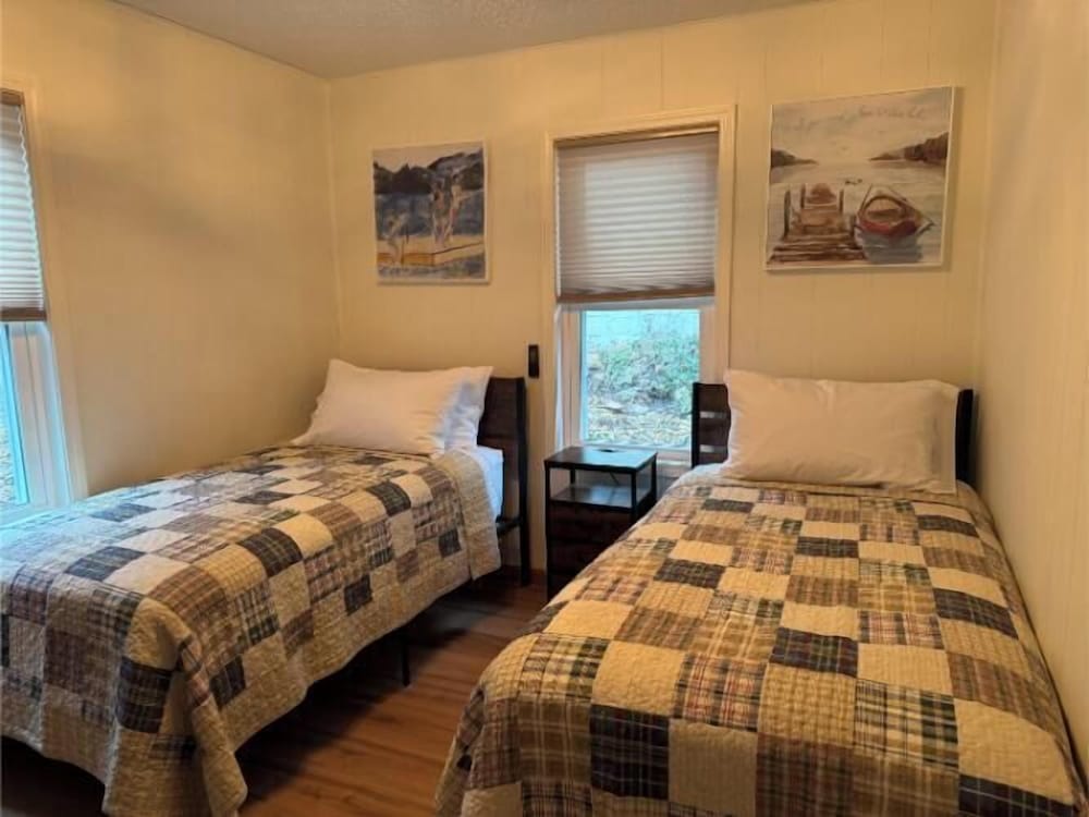 4 Bedrooms, House, 2 Double and Twin Beds, Queen Murphy Bed, Lake View