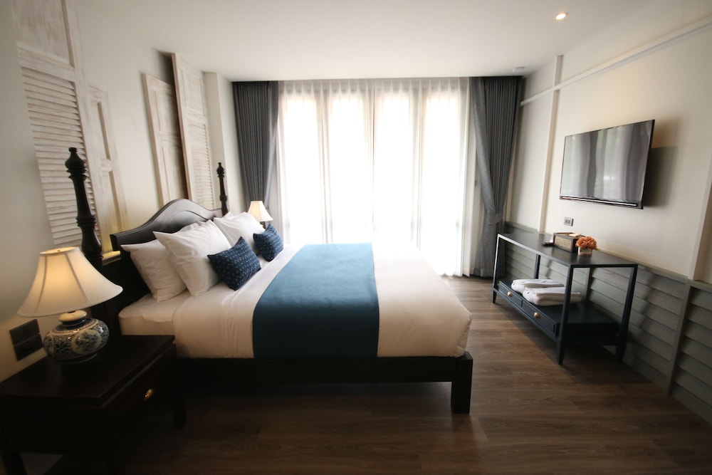 DELUXE, KING BED