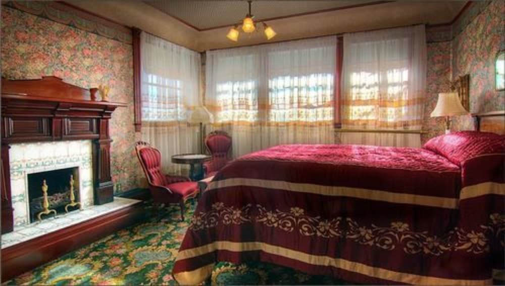 Gingerbread Mansion Inn 4/73