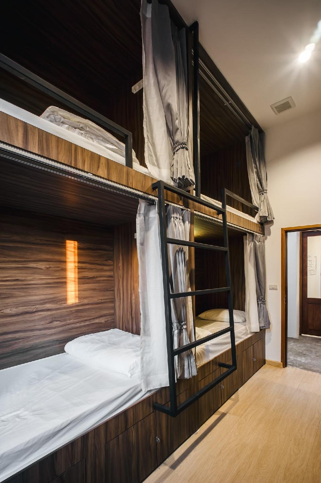 Mixed Dorm, 8 Beds, Shared Bathroom, No Window