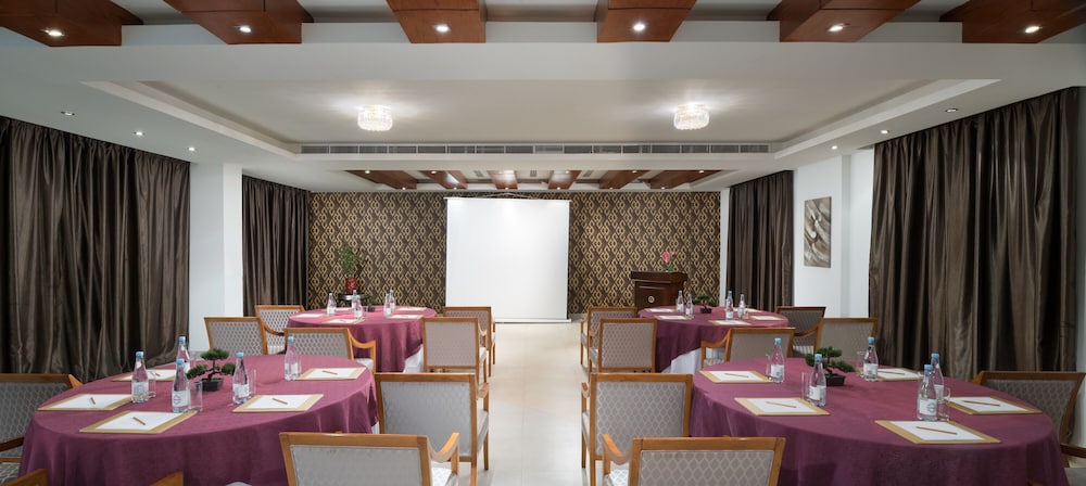 Al Hail Waves Hotel Managed By Centara 73/78