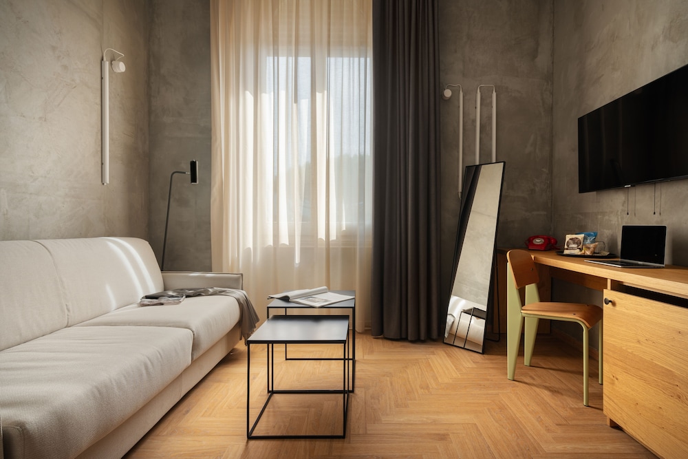 suite, bathtub