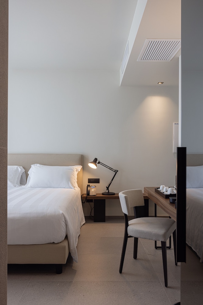 B21 Hotel 7/37