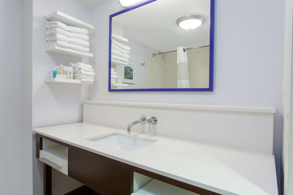 Hampton Inn & Suites Albany-Airport 13/36