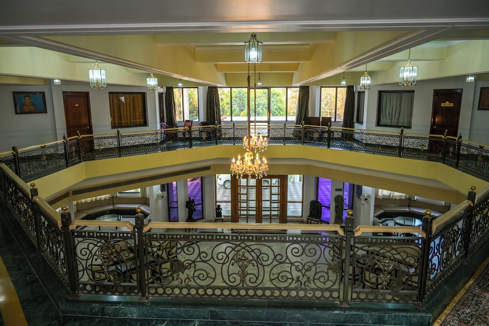 THE ROYAL RESIDENCY 25/35