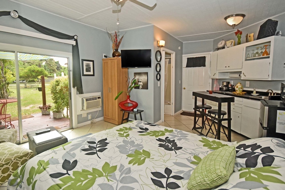 Paradise Cove at Lemon Bay 26/71