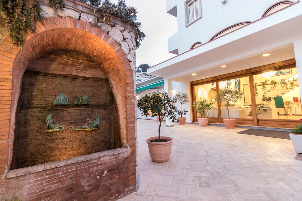 Hotel Syrene Capri 4/69