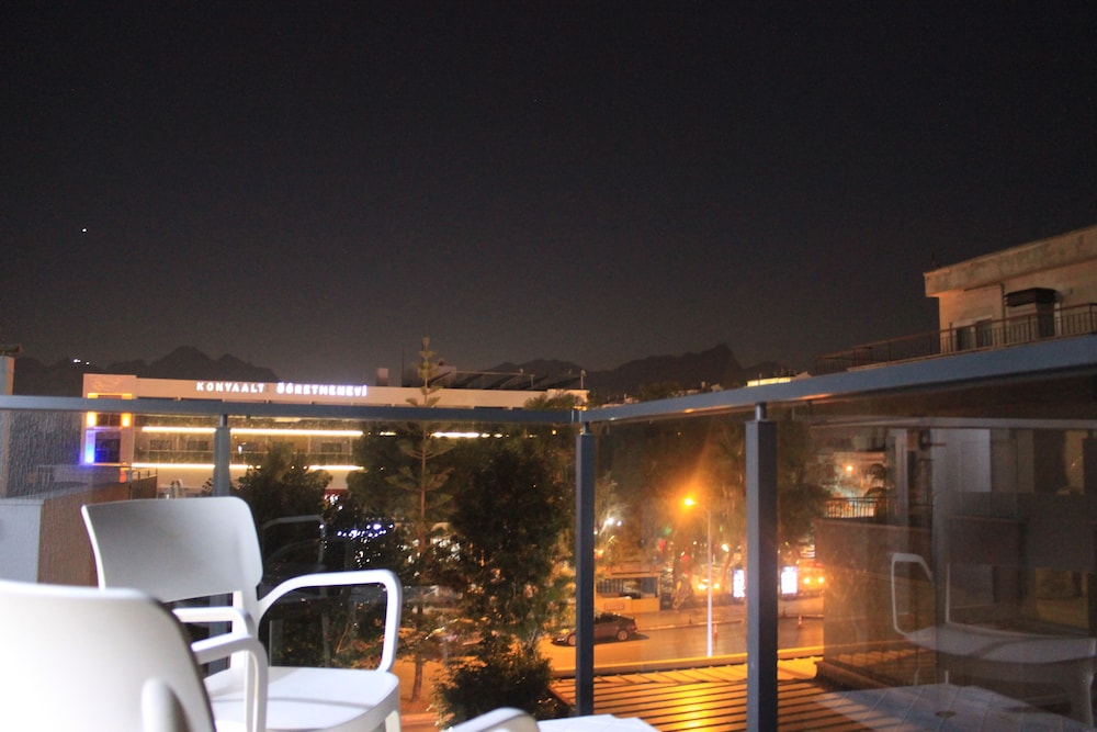 Retro Star Suites 2/38