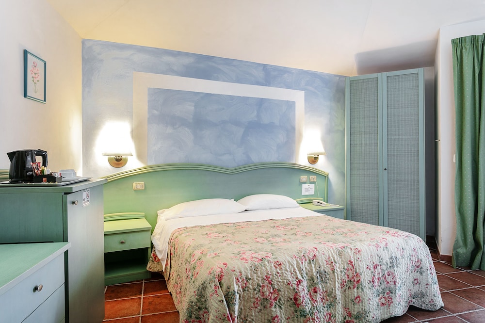Stefania Hotel 28/87
