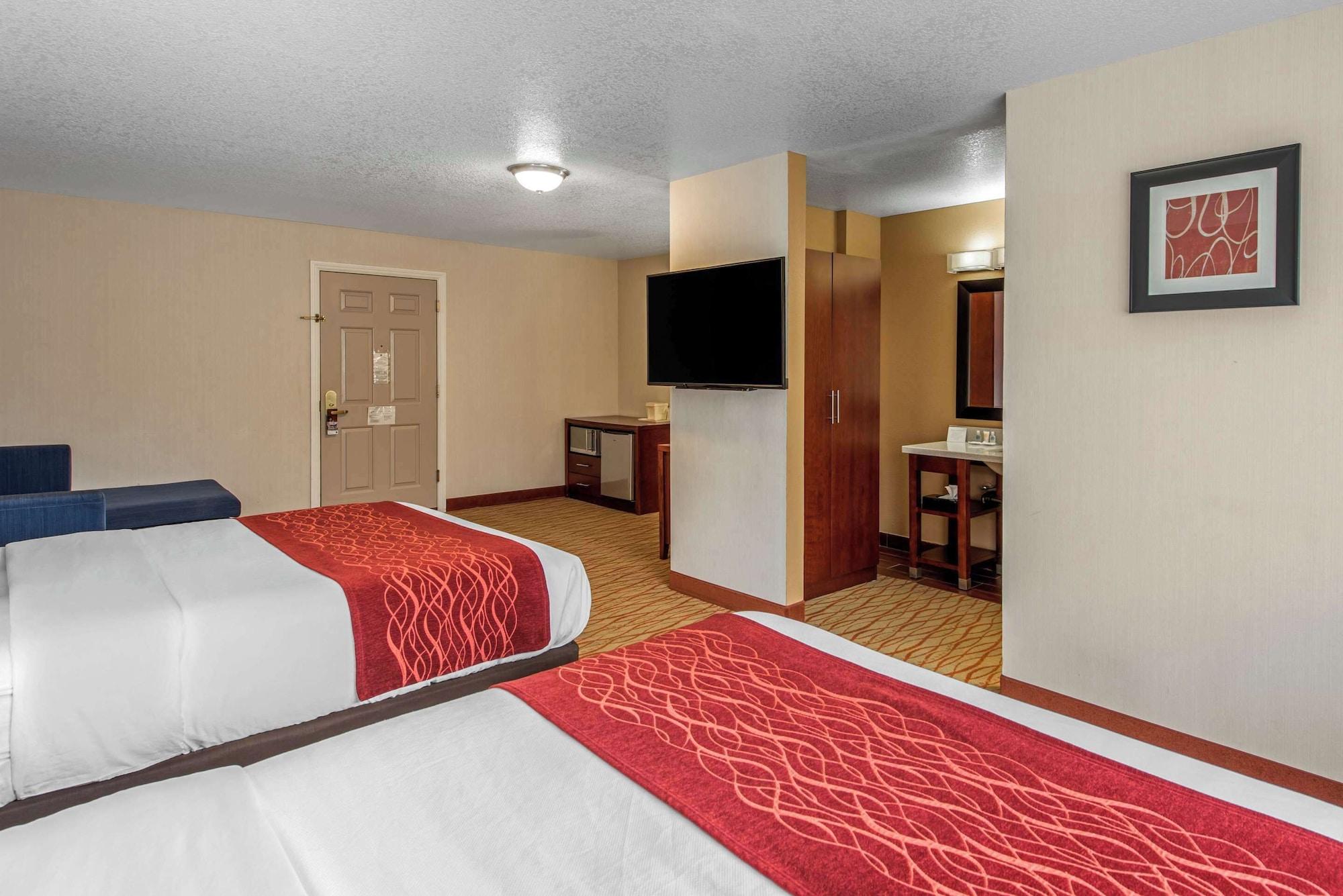 Deluxe, Multiple Beds، Comfort Inn Mount Shasta Area 2/8