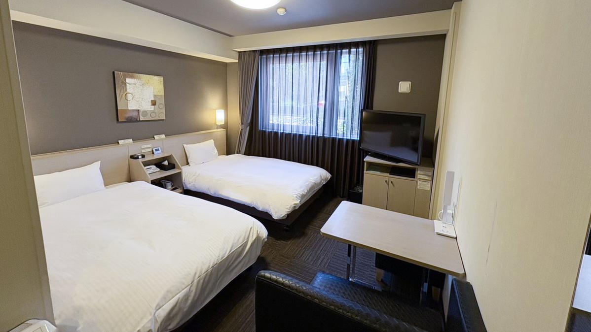 غرفة قياسية بسريرين منفصلين للمدخنين