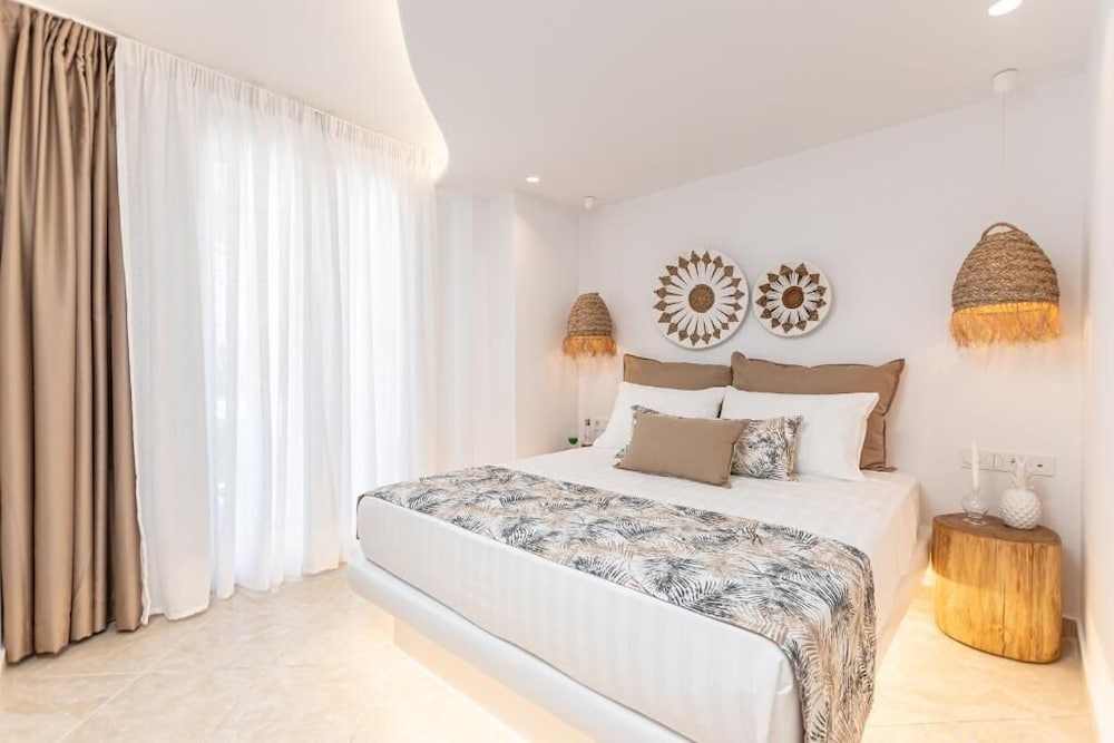 SIGNATURE, SUITE, QUEEN BED, GARDEN VIEW, SOFA, HOT TUB