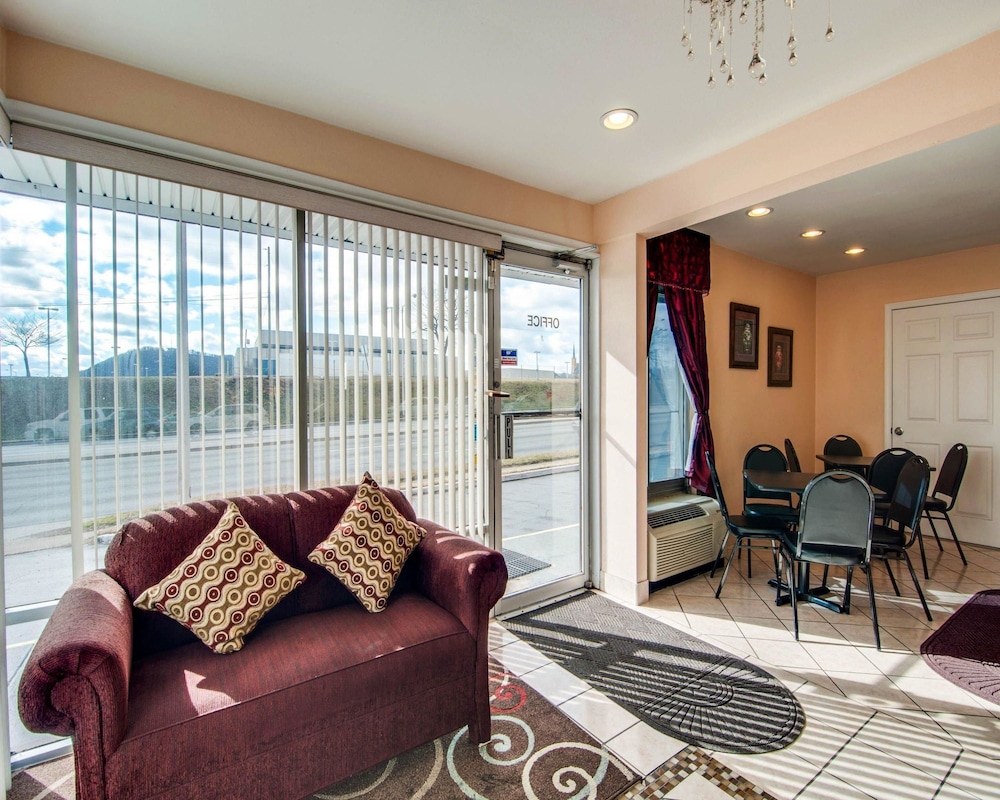 Econo Lodge Roanoke Civic Center 24/30
