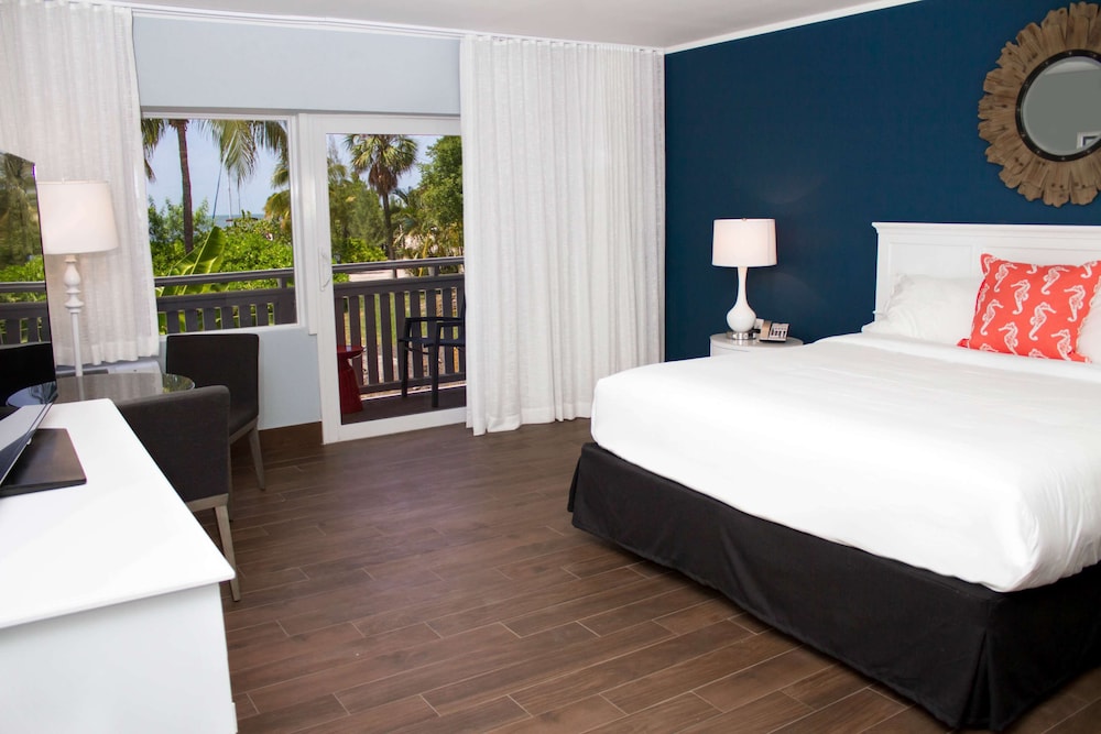 Captivating, King Bed, Balcony، Banana Bay Resort and Marina 2/4