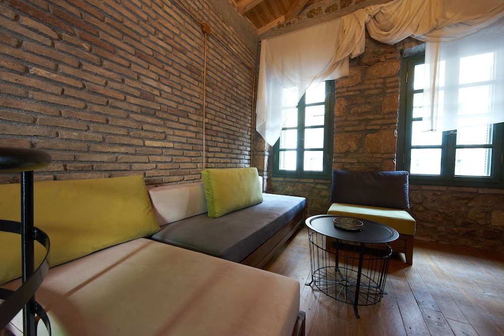 Athenian Residences 12/50